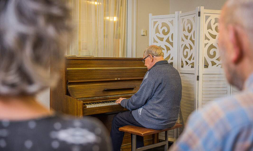 Op locatie Eldenstaete wordt piano gespeeld door een bewoner.