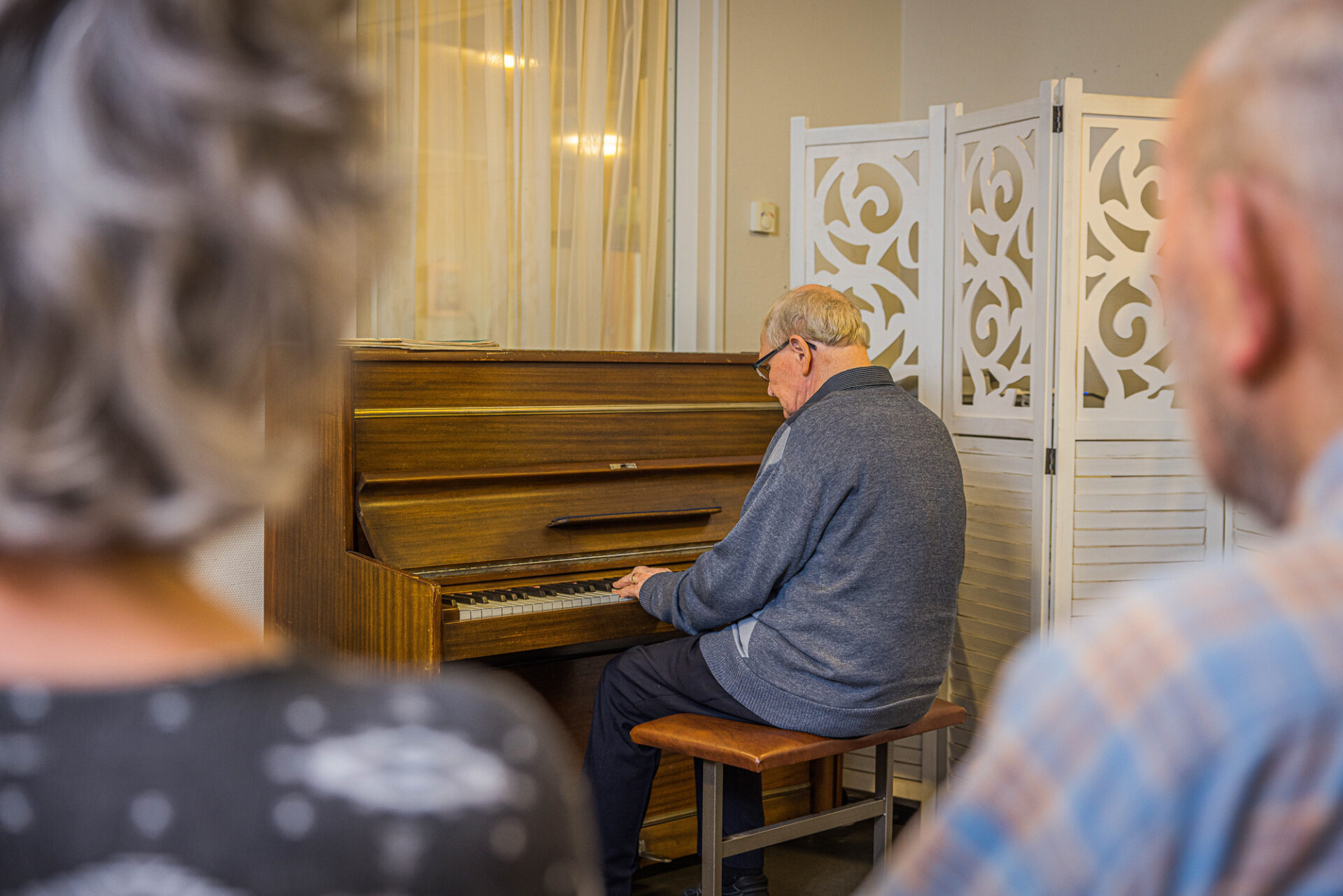 Op locatie Eldenstaete wordt piano gespeeld door een bewoner.