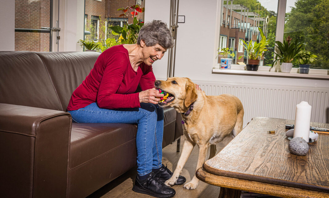 Mevrouw Hoffman op haar appartement.