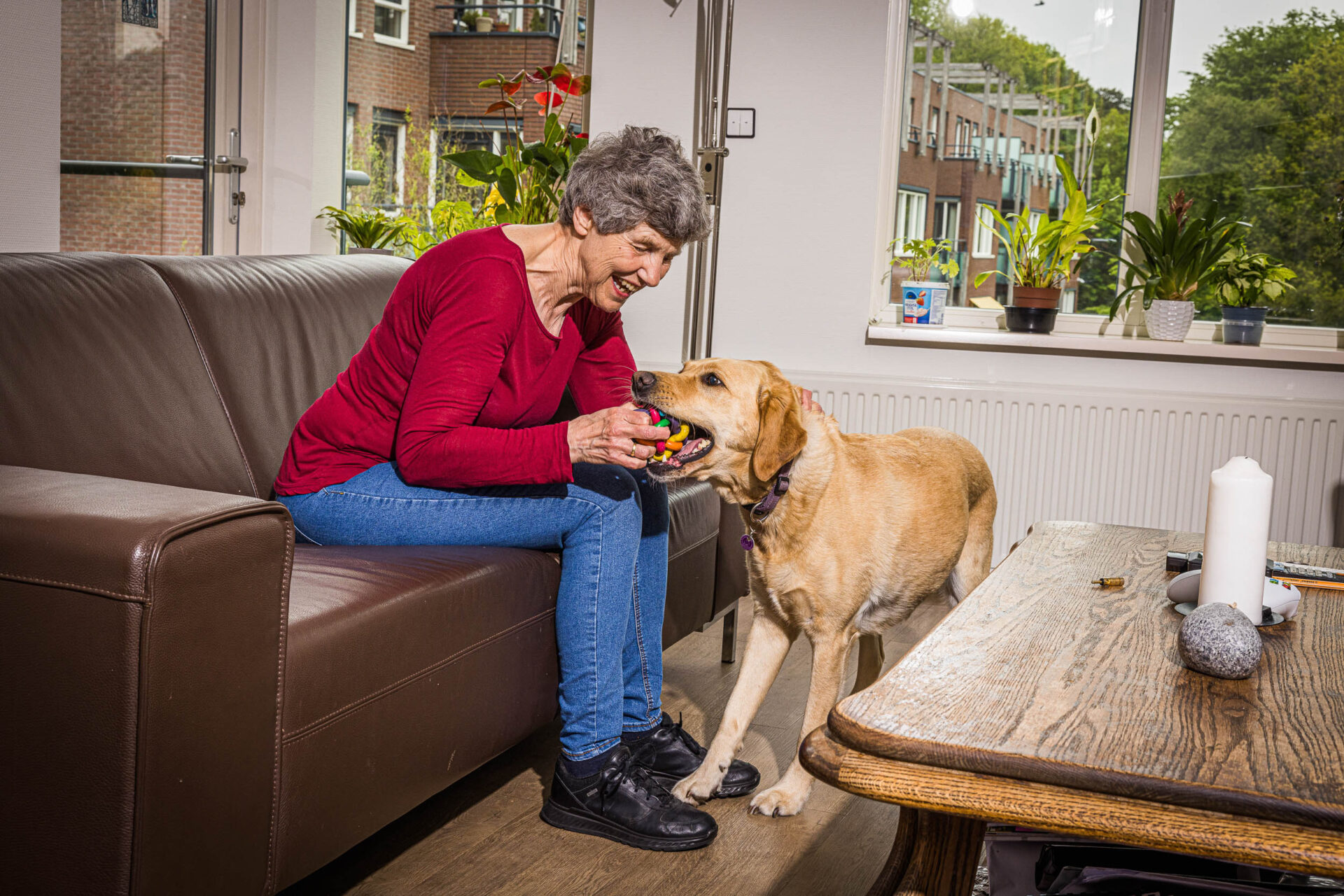 Mevrouw Hoffman op haar appartement.