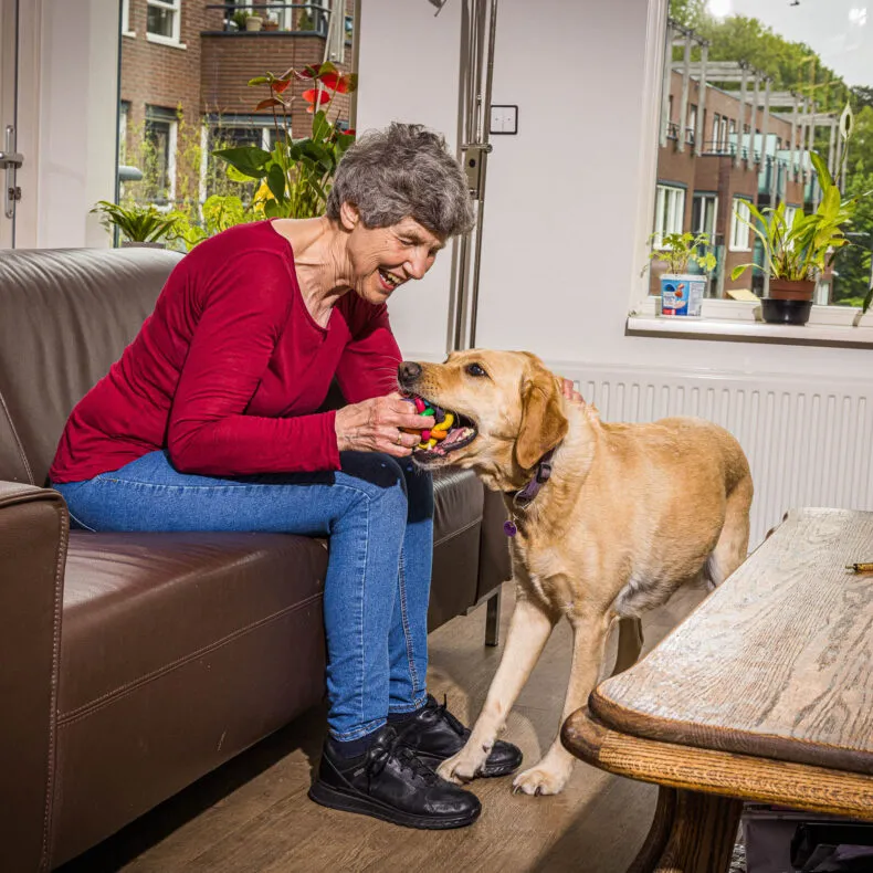 Mevrouw Hoffman op haar appartement.