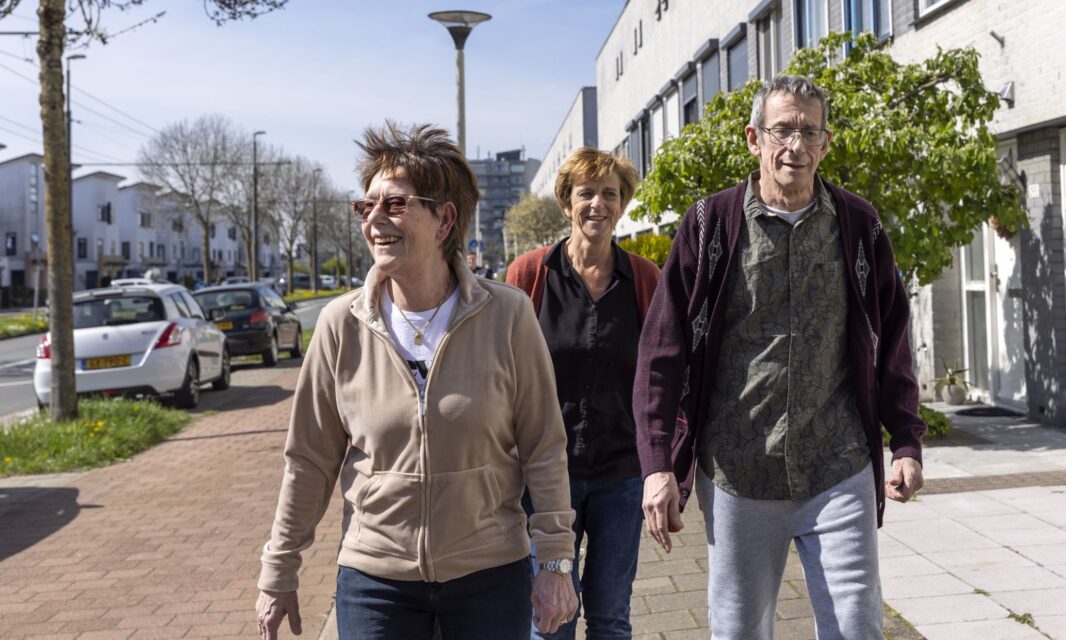 Op de Marga Klompélaan wandelen bewoners regelmatig naar het winkelcentrum.