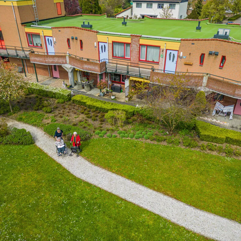 Het bovenaanzicht van de tuin op Lobede