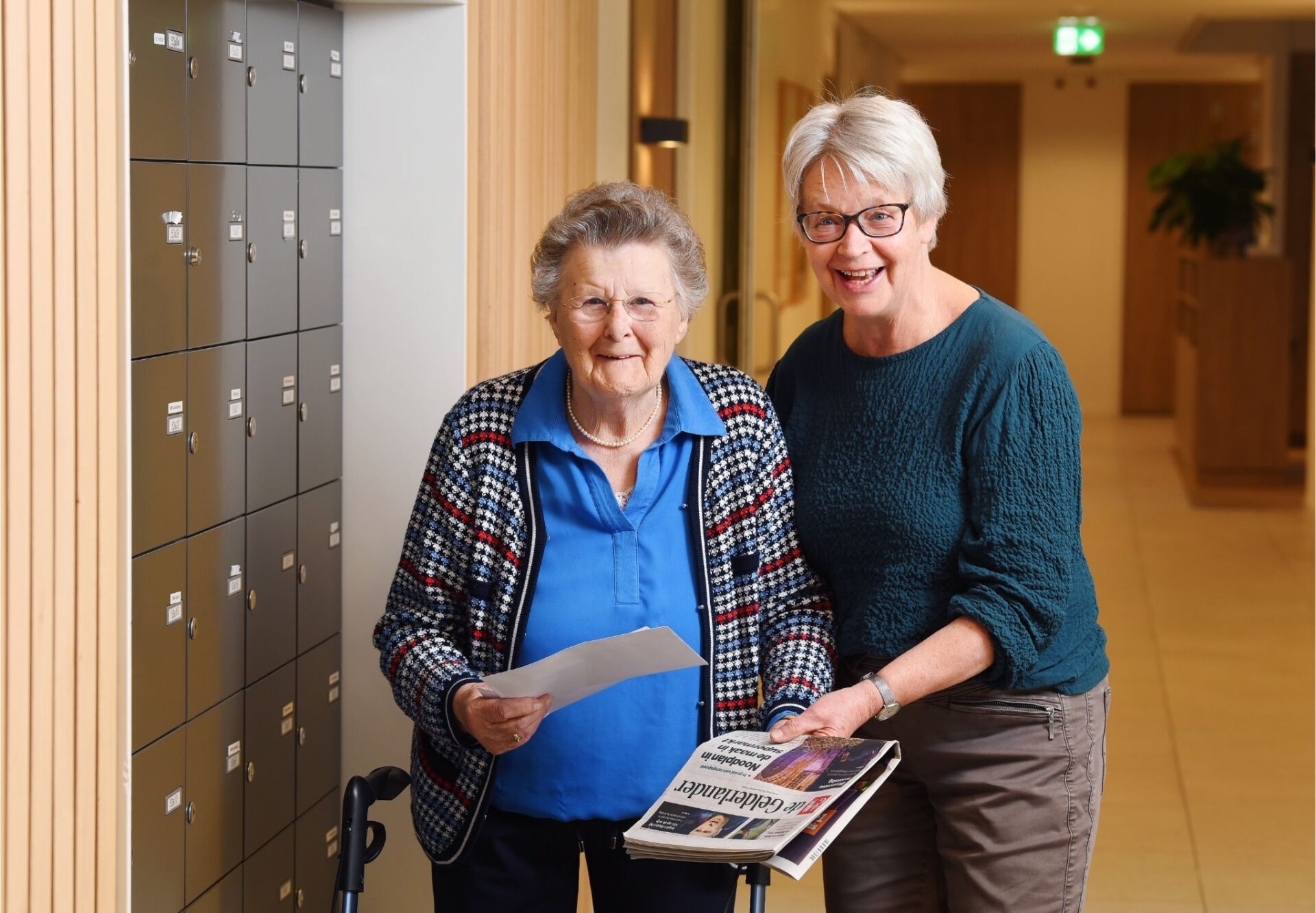 Een bewoner en medewerker bij de brievenbussen op de Prinses Irenestraat