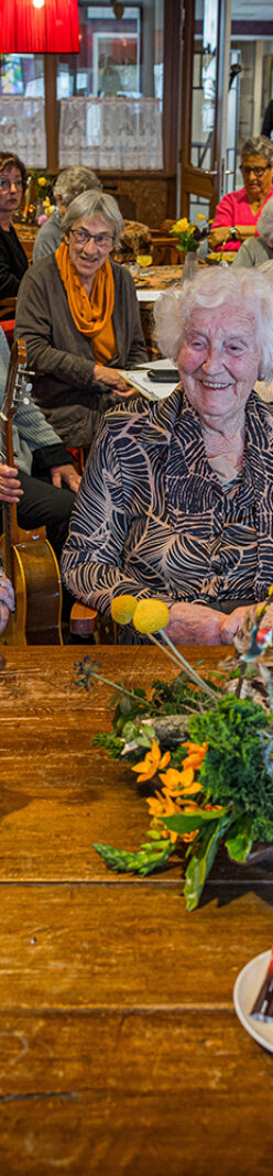 De kroeg op locatie Thuvine wordt goed gebruik van gemaakt.