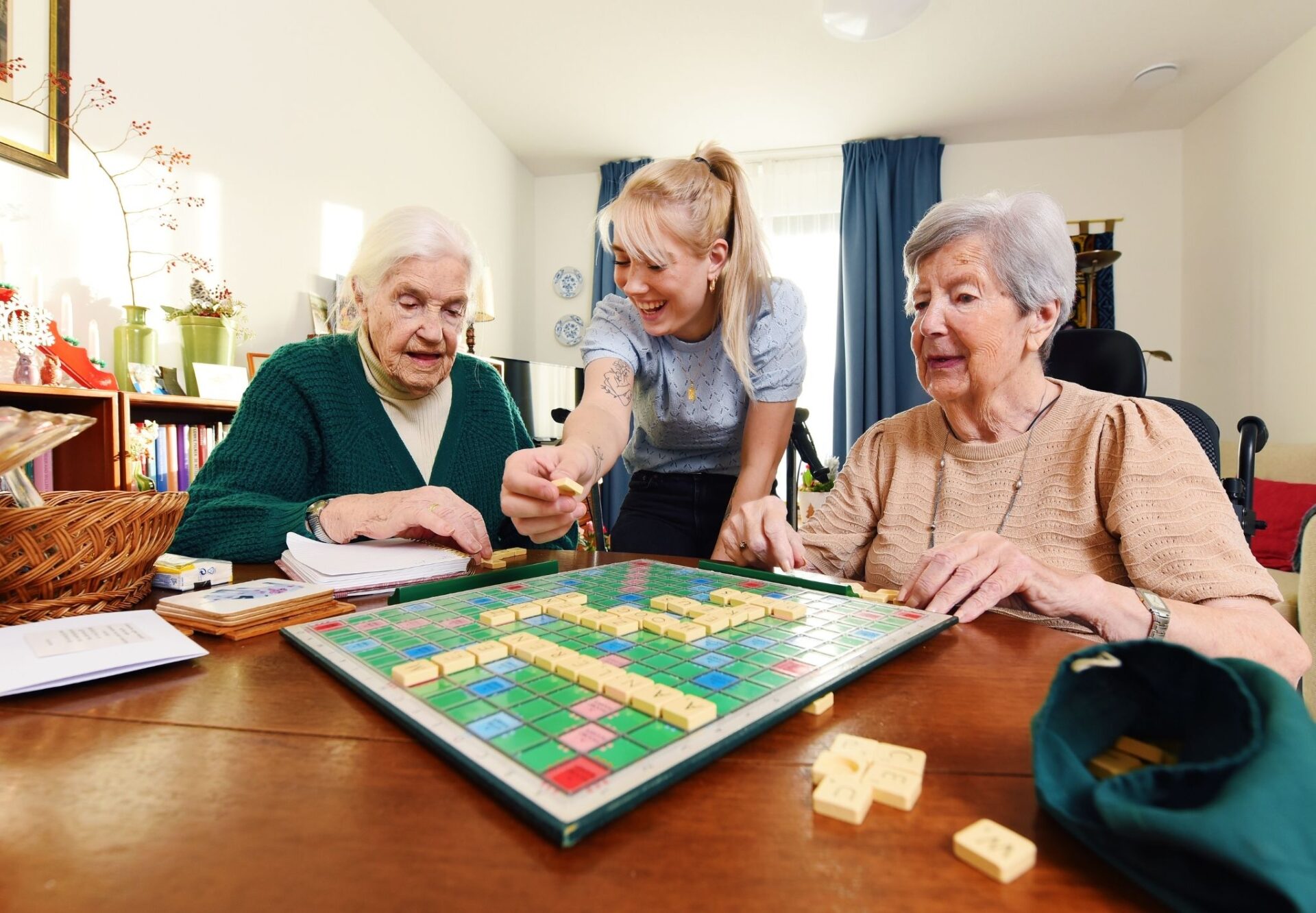 Bewoners en een medewerker spelen een spelletje op de Prinses Irenestraat