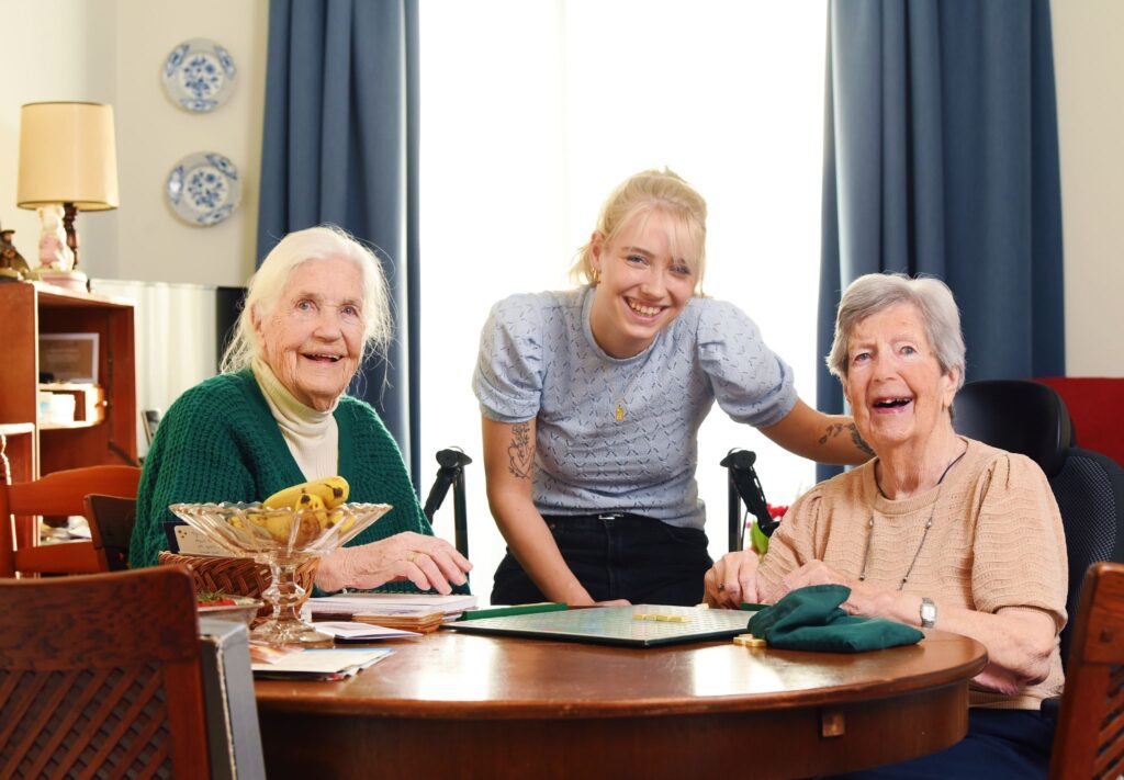 Twee bewoners met een medewerker op de Prinses Irenestraat