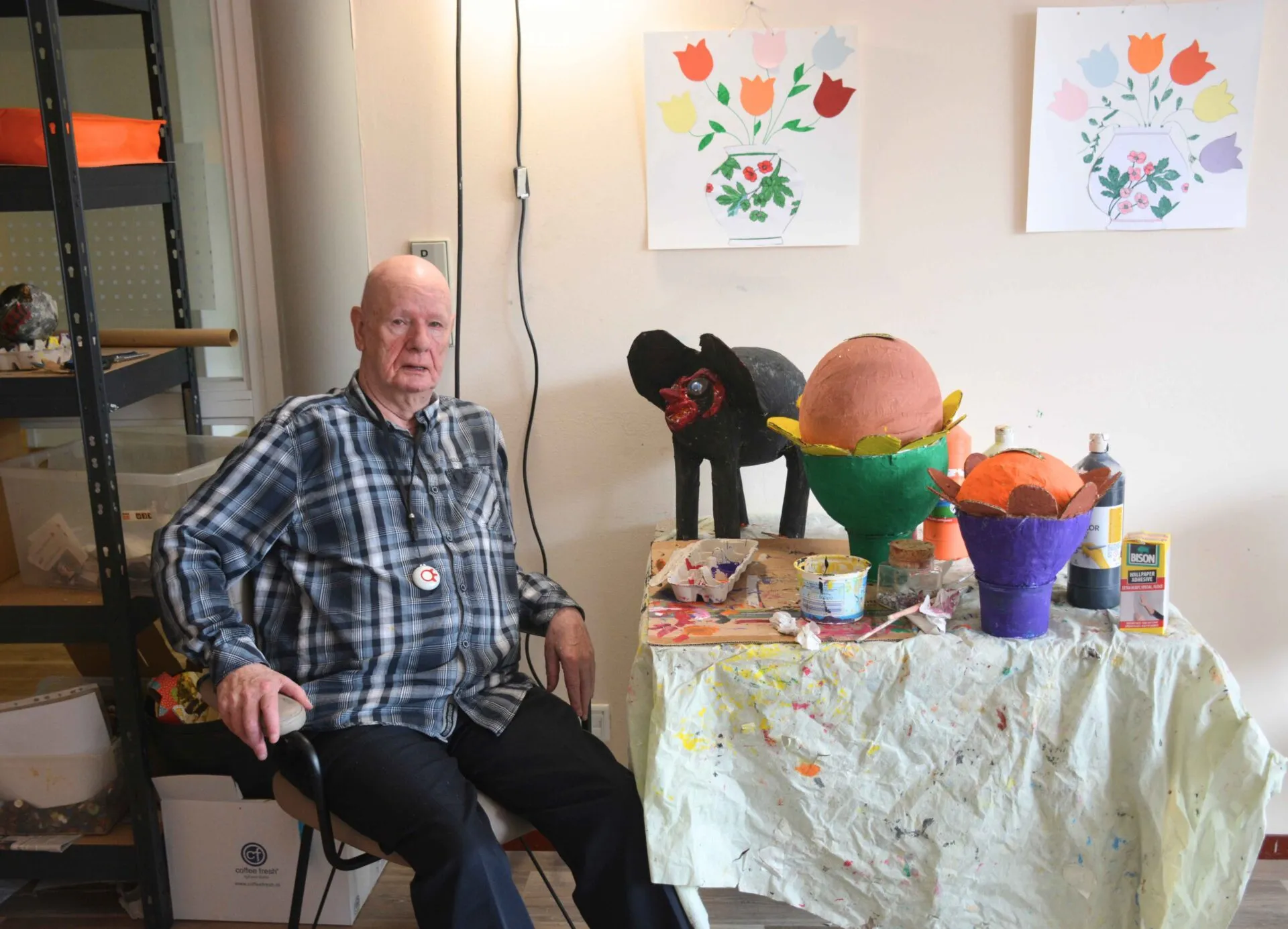 Meneer Schoffelmeer aan zijn eigen knutseltafel