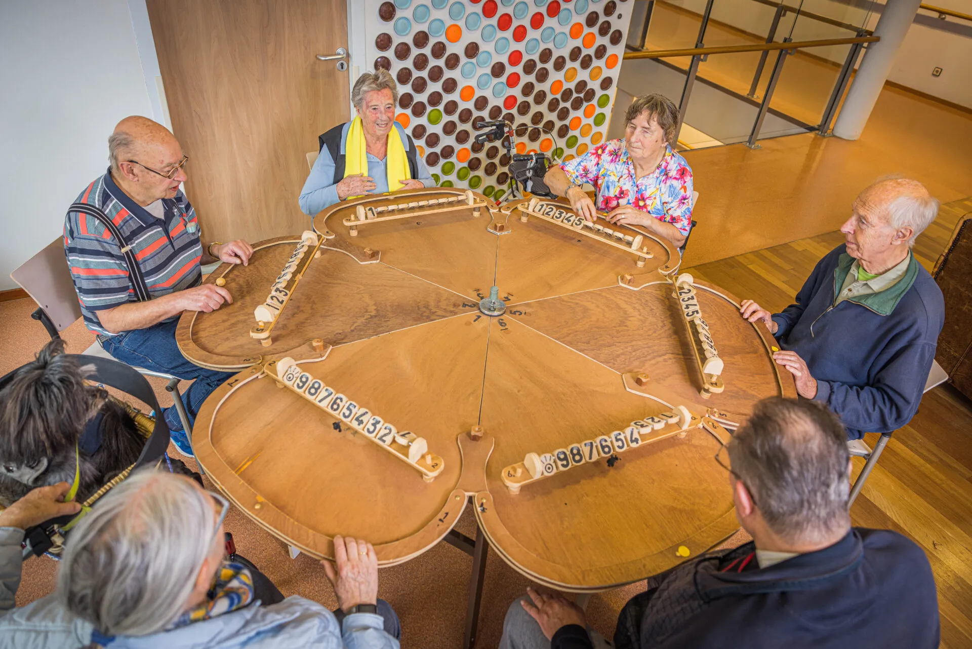 Bewoners doen een spelletje op Het Schild