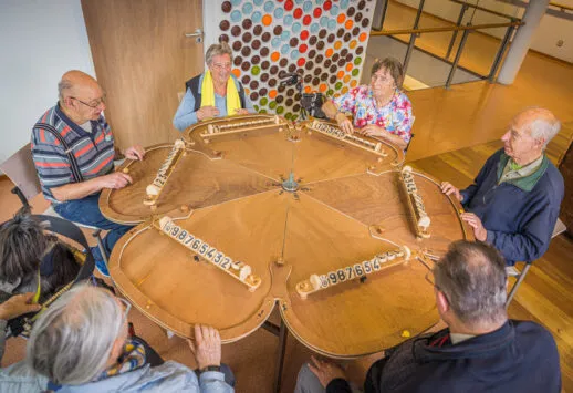 Bewoners doen een spelletje op Het Schild