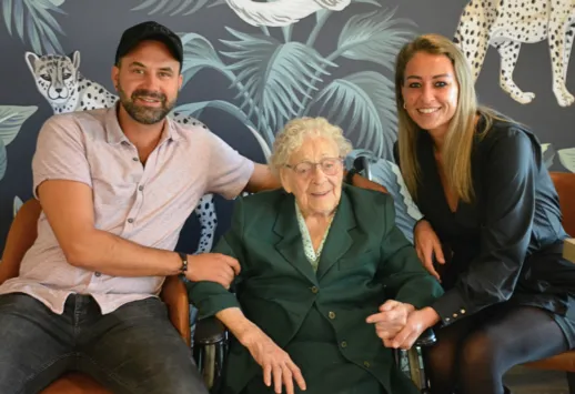 Mevrouw Hessing (midden) met kleinzoon Nenno (links) en woonbegeleider Anne (rechts)