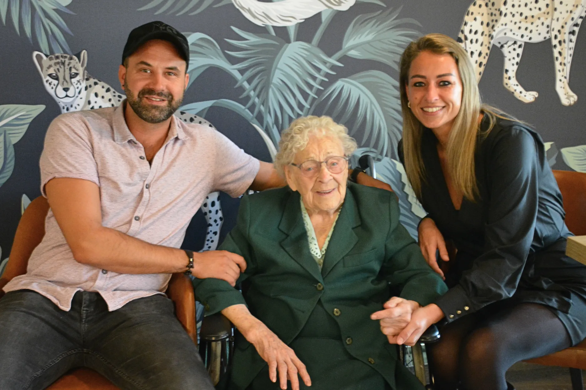 Mevrouw Hessing (midden) met kleinzoon Nenno (links) en woonbegeleider Anne (rechts)