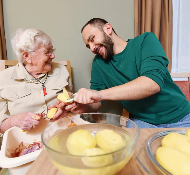 Naasten schilt aardappels met client