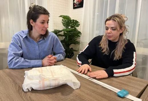 Isabelle en Svenja zitten aan tafel met het slimme incontinentiemateriaal
