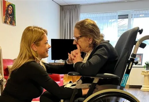 Collega samen met bewoonster in haar nieuwe studio