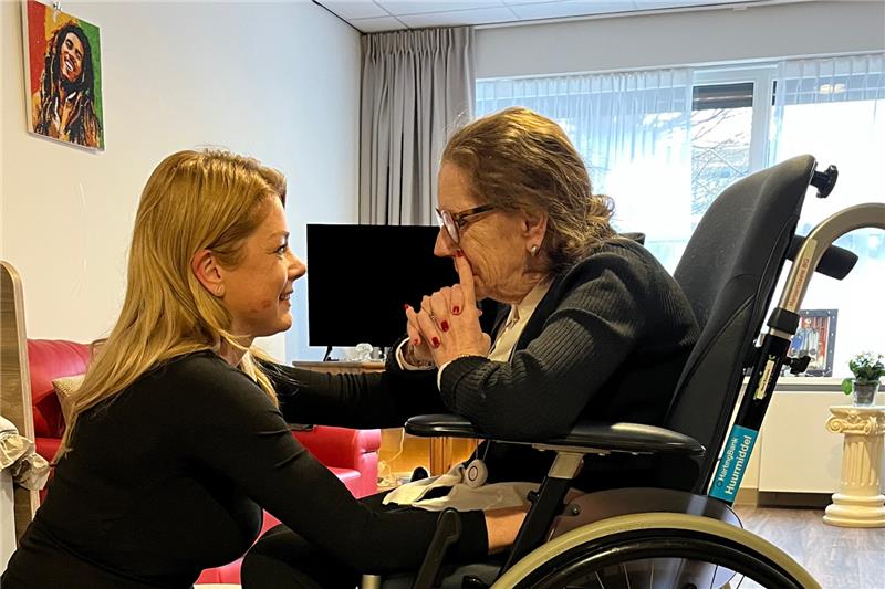 Collega samen met bewoonster in haar nieuwe studio