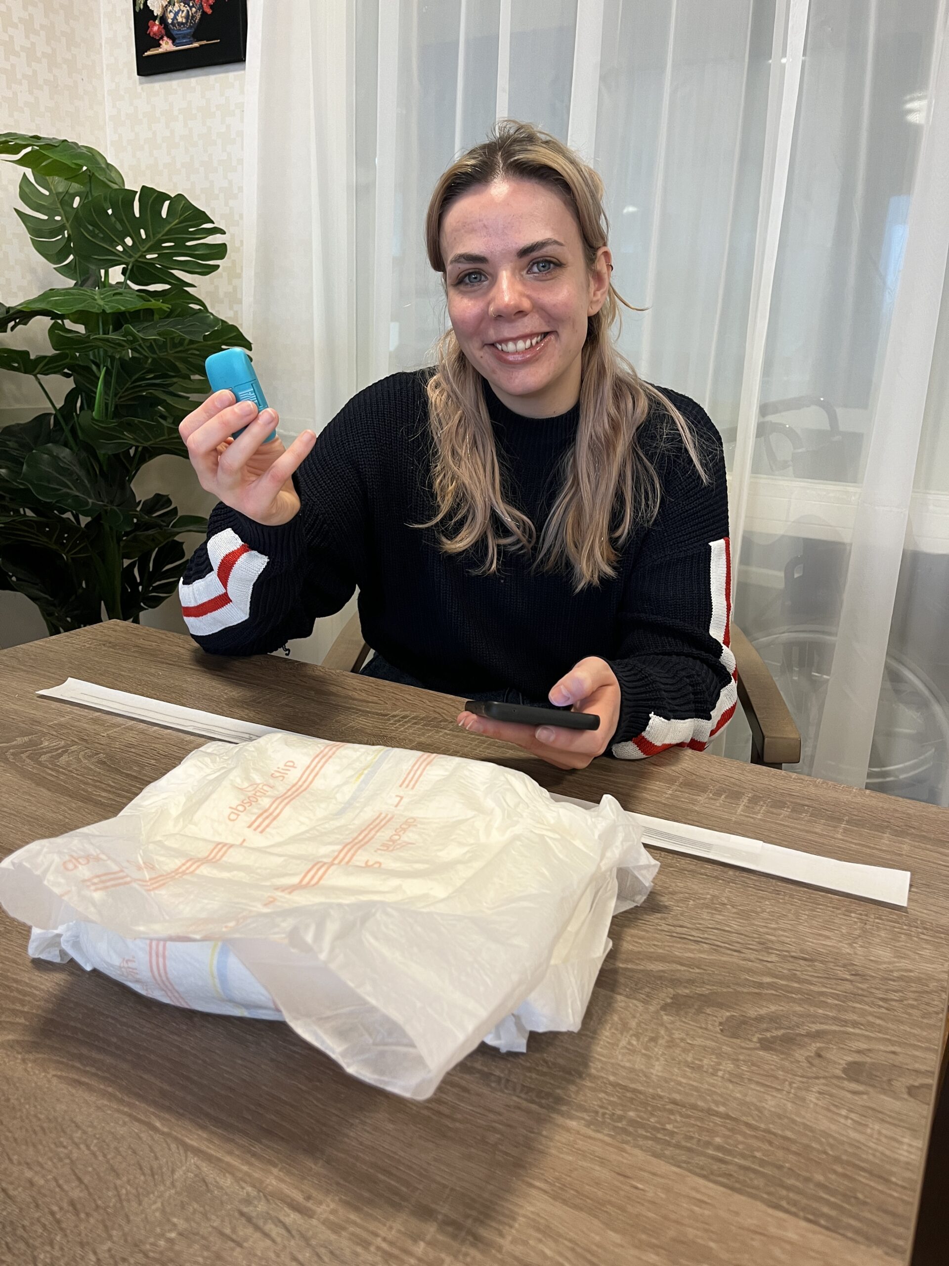 Svenja aan tafel met het slim incontinentiemateriaal