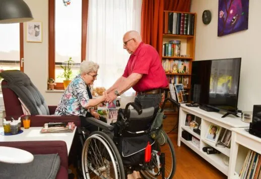 Theo Demont helpt zijn vrouw Ria met opstaan