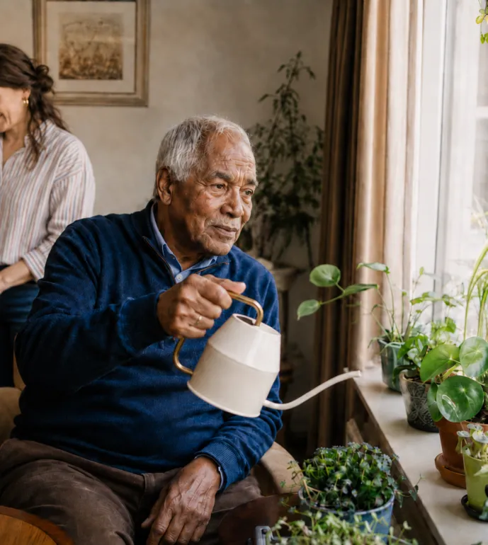 Client geeft zelf planten water en zorgmedewerker doet andere dingen